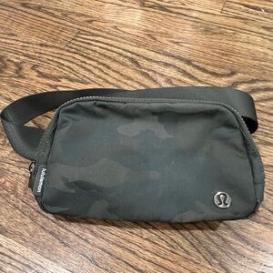 Lululemon Everywhere Belt Bag 1L in Jacquard Dark Green Camo